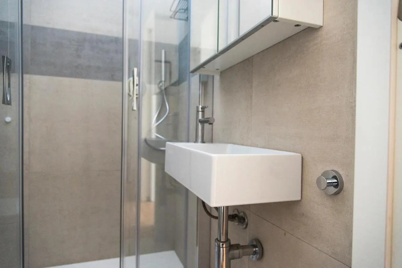 Modern 1 Bedroom Flat Metro Stop Milan Italy
